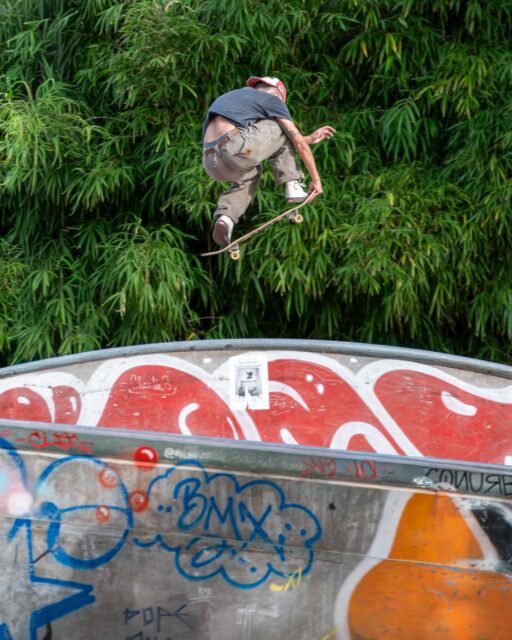 Después de mucho tiempo volví donde todo empezó con la #fotografia 📸.
Suspensión perfecta entre concreto y follaje. El cuerpo vuela, la tabla responde, el instante se vuelve eterno.
.
#skate #skateboarding #skateboard #skatepark #skateparks #likeme #fotografia #buenosaires #riders #skateanddestroy #ride #rideordie #fotografiadeportiva #sportphotos #fotografiaextrema