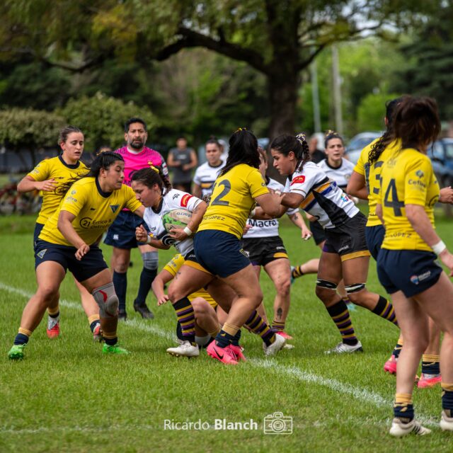 - Cuando el silbato suena, no hay espacio para dudas. Solo coraje, sacrificio y mucho contacto. Así se vive el rugby femenino. 💥🏉
.
@casadepaduafem
.
#purorugby #sportphoto #fotografiadeportiva #rugby #rugbyfemeninoargentina #rugbyfemenino #tackle #fotografiadeportiva