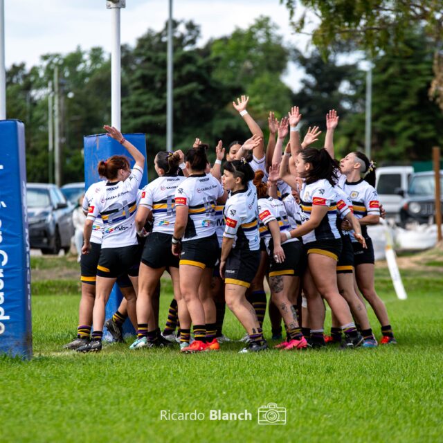 - Cuando el silbato suena, no hay espacio para dudas. Solo coraje, sacrificio y mucho contacto. Así se vive el rugby femenino. 💥🏉
.
@casadepaduafem 
.
#purorugby #sportphoto #fotografiadeportiva #rugby #rugbyfemeninoargentina #rugbyfemenino #tackle #fotografiadeportiva