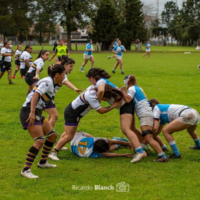 Asi se vivía este partido de @casadepaduafem. Partido muy duro desde principio a fin.
.
.
#purorugby #sportphoto #fotografiadeportiva #rugby #rugbyfemeninoargentina #rugbyfemenino #tackle #fotografiadeportiva