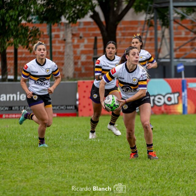 📸 Hace años elegí ser fotógrafo, y con el tiempo me encontré detrás del lente en el mundo del deporte. Pasé por múltiples disciplinas, aprendiendo a jugar con la luz para capturar sensaciones, emociones y el esfuerzo que define cada instante.

🏉 Jugué al rugby durante muchos años, y aunque me alejé de las canchas, la vida me llevó a descubrir el #rugbyfemenino🏉. Hoy lo sigo muy de cerca, acompañado por mi gran amor @any_jazmines que banca todas mis locuras.

Ellas me devolvieron el gusto por el rugby, me hicieron recordar lo que sentía al entrar a una cancha y divertirme como nunca.
.
#purorugby #rugbyfemenino #fotografiadeportiva #sportphoto #tackle #rugbyfemeninoargentina #RugbyFemenino #FotografíaDeportiva #RugbyArgentino #PasiónOvalada #DetrásDelLente