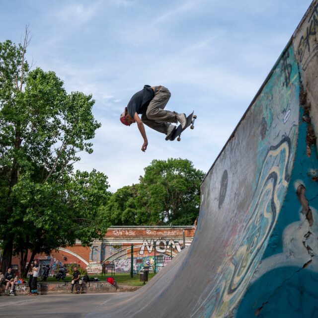 - A ellos poco le importa si el asfalto esta mojado o seco; lo de ellos es volar y desafiar en un segundo, todas las leyes de la física...
.
#skate #skateboarding #skateboard #skatepark #skateparks #likeme #fotografia #buenosaires #riders #skateanddestroy #ride #rideordie #fotografiadeportiva #sportphotos #fotografiaextrema