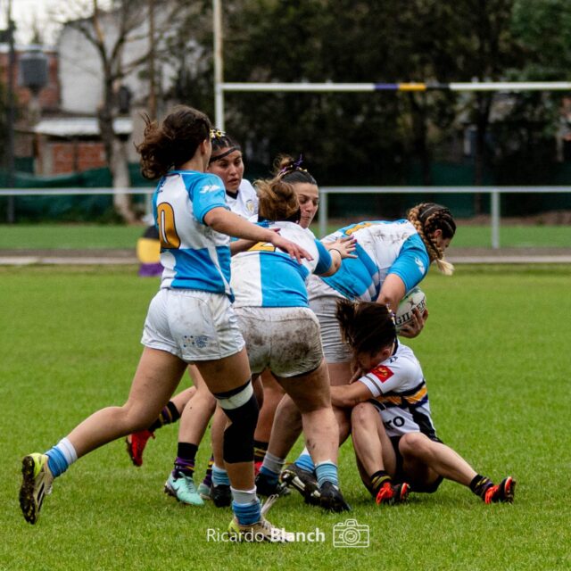 Asi se vivía este partido de @casadepaduafem. Partido muy duro desde principio a fin.
.
.
#purorugby #sportphoto #fotografiadeportiva #rugby #rugbyfemeninoargentina #rugbyfemenino #tackle #fotografiadeportiva
